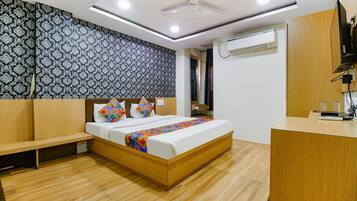 Egyptian cotton sheets, premium bedding, in-room safe, free WiFi