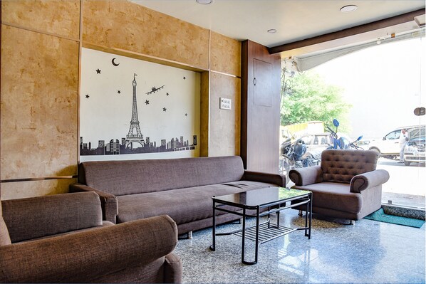 Lobby - Fabhotel Surbhi (Bhopal)