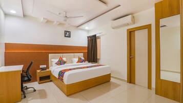 ملاءات من القطن المصري وأغطية فراش متميزة وخزنة داخل الغرفة ومكتب