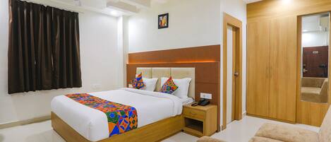 ملاءات من القطن المصري وأغطية فراش متميزة وخزنة داخل الغرفة ومكتب