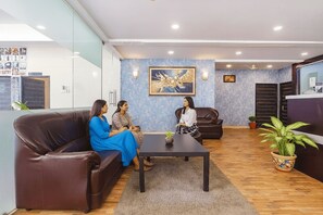 Lobby sitting area - FabHotel Broholic (Hyderabad)