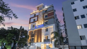 Een hotel met meerdere verdiepingen, een modern gevelontwerp, een opvallend 'fabHOTELS' bord en een 'Srl Elite' entree.