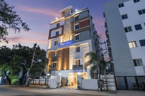 Property entrance - FabHotel Broholic (Hyderabad)