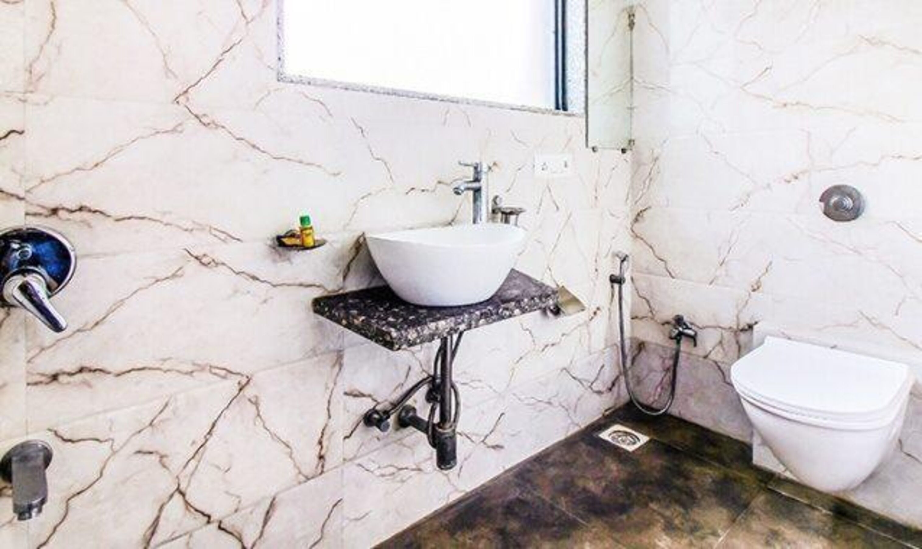 Fabhotel Arton Suites