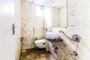 Premium Room | Bathroom | Shower, rainfall showerhead, free toiletries, towels - Fabhotel Arton Suite (Mumbai)