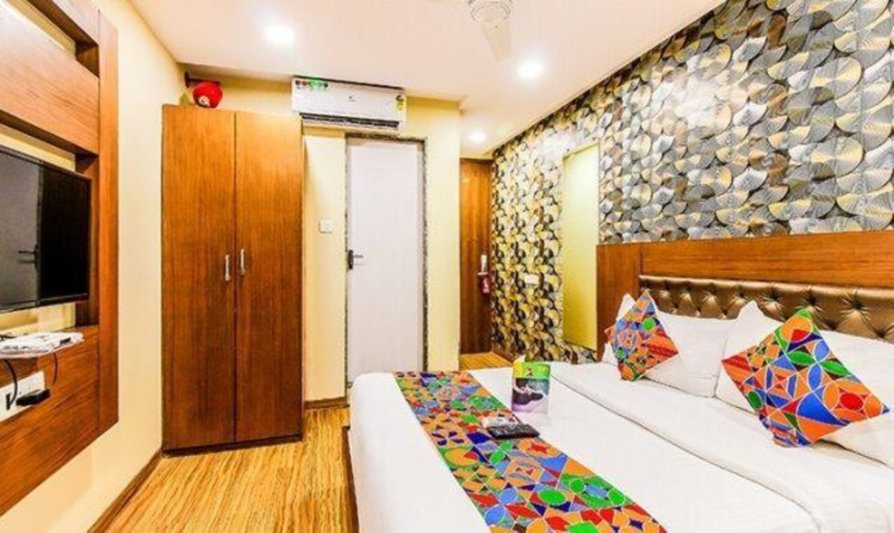 Fabhotel Arton Suites