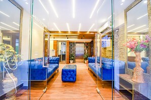 Lobby sitting area - FabHotel Lake View Topsia (Kolkata)