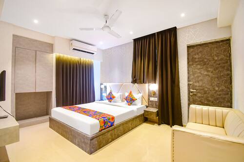 Egyptian cotton sheets, premium bedding, in-room safe, free WiFi