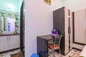 Egyptian cotton sheets, premium bedding, in-room safe, free WiFi - FabHotel Lumbini International (Varanasi)