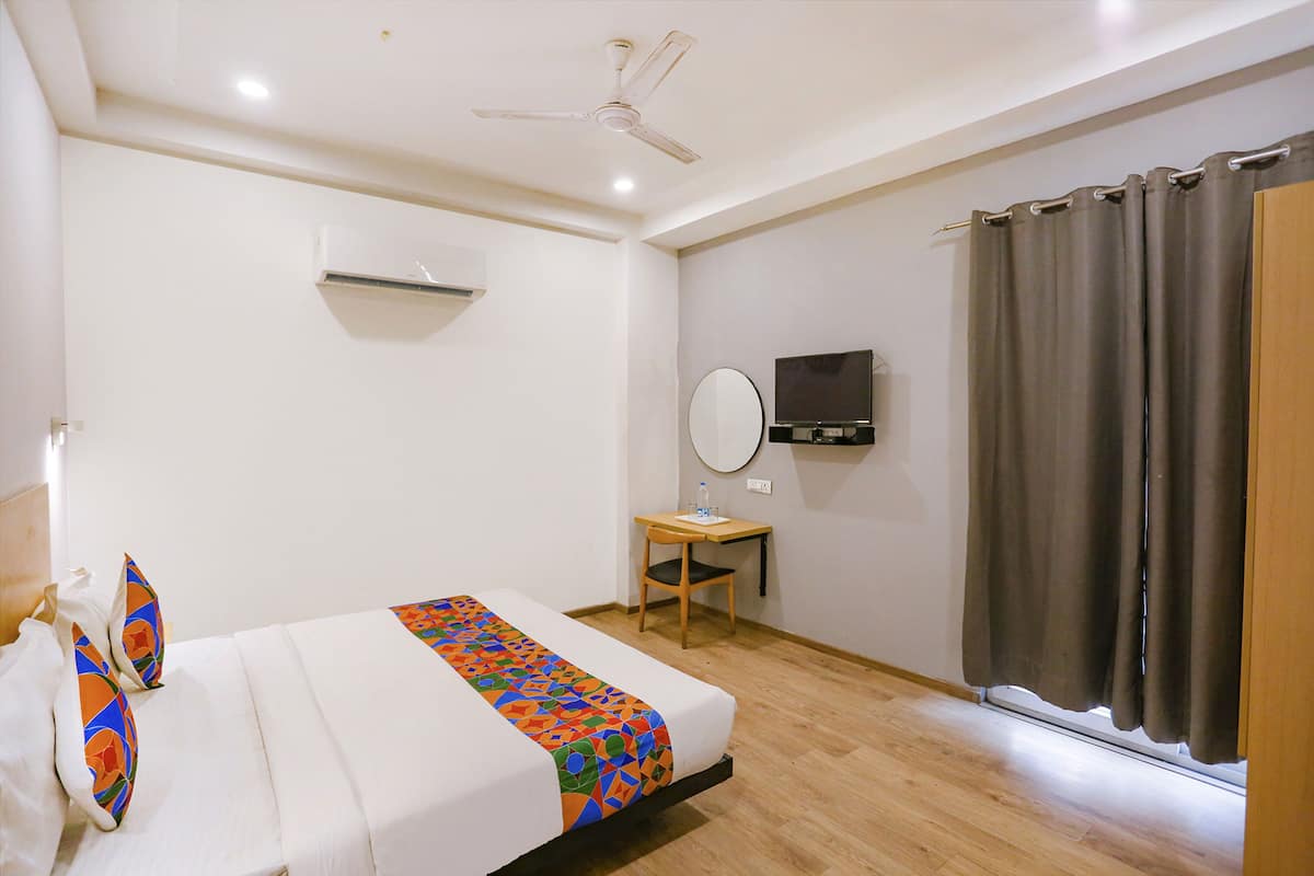 Deluxe Room | Egyptian cotton sheets, premium bedding, in-room safe, soundproofing