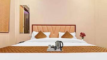 Deluxe Room | Egyptian cotton sheets, premium bedding, in-room safe, desk