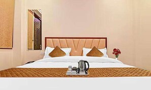 ملاءات من القطن المصري وأغطية فراش متميزة وخزنة داخل الغرفة ومكتب