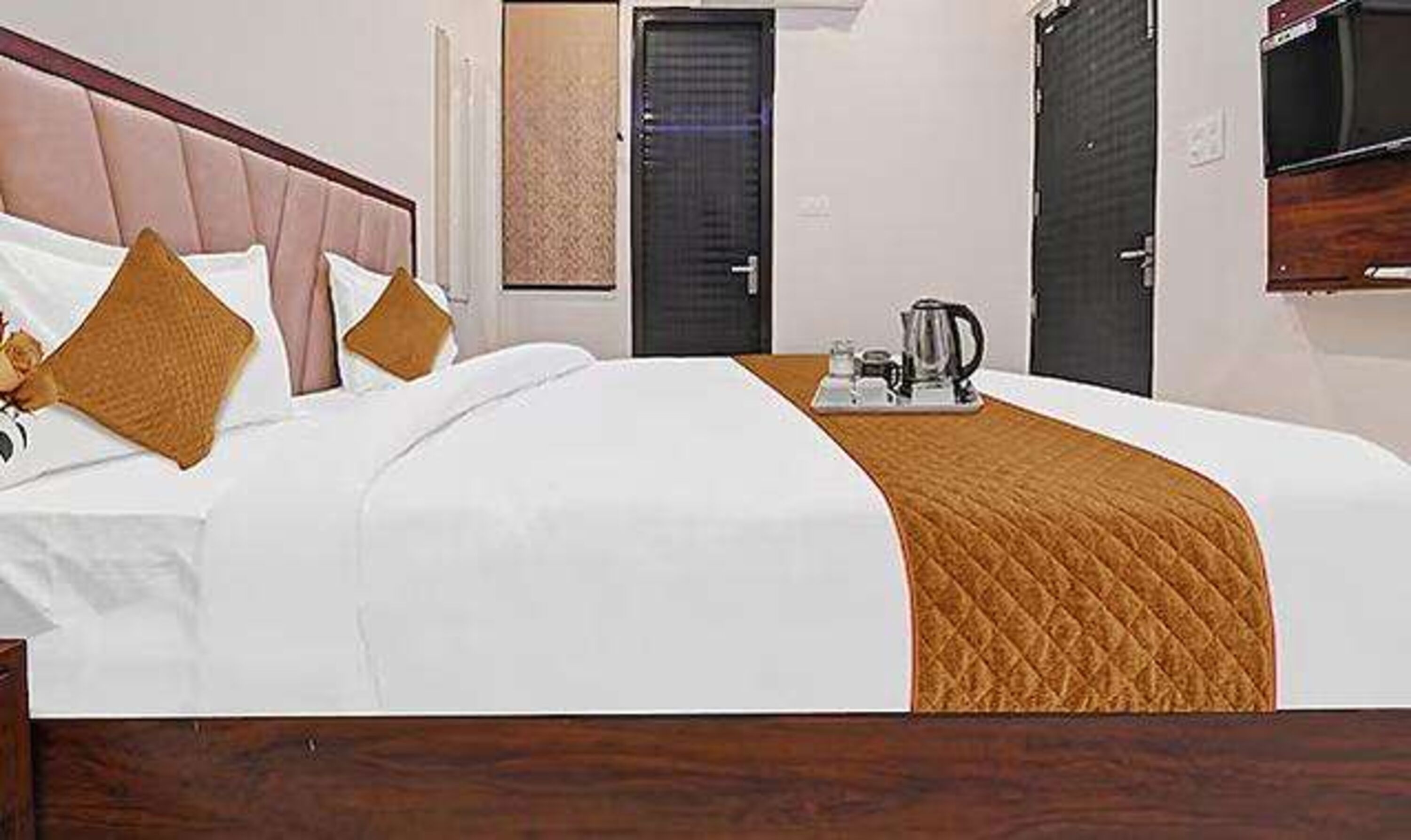 华丽客房 | 埃及棉床单、高档床上用品、客房内保险箱、办公桌