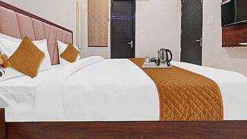 Deluxe Room | Egyptian cotton sheets, premium bedding, in-room safe, desk