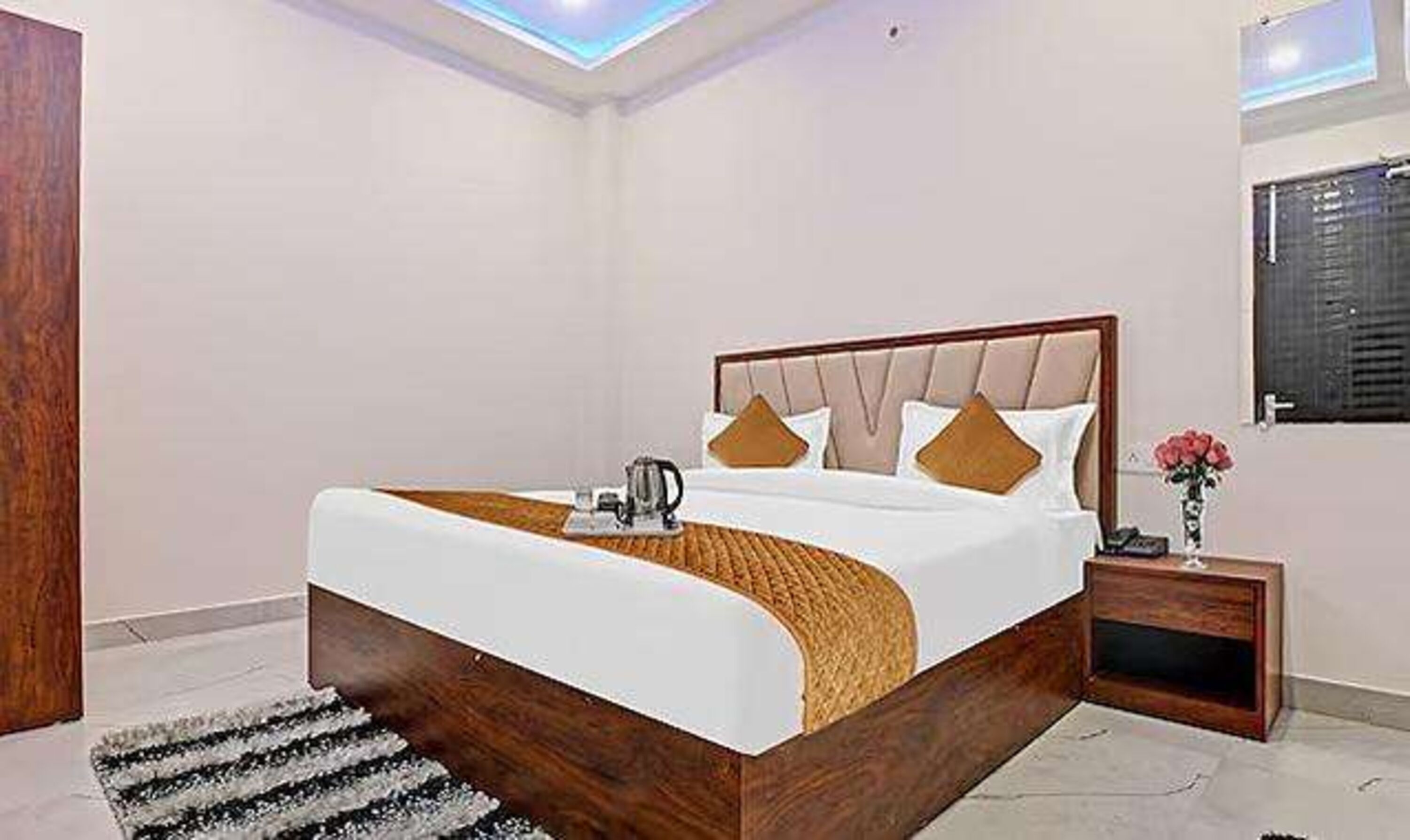 Deluxe Room | Egyptian cotton sheets, premium bedding, in-room safe, desk