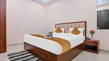 Deluxe Room | Egyptian cotton sheets, premium bedding, in-room safe, desk