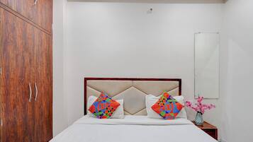 Egyptian cotton sheets, premium bedding, in-room safe, desk