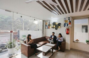Área de estar no saguão