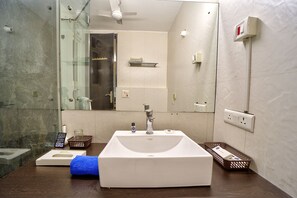 Shower, rainfall showerhead, free toiletries, towels