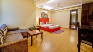 Egyptian cotton sheets, premium bedding, desk, soundproofing - Fabhotel Rivlet (Gurugram)