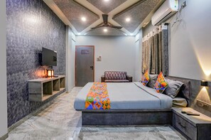 Egyptian cotton sheets, premium bedding, free WiFi, bed sheets