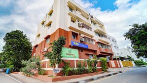 A multi-story hotel with a sign for 'fab hotels' and a sign for 'Virksham Thrivyan'. - FabHotel Virksham Thrivyn (Coimbatore)