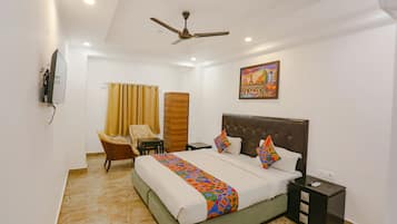 Deluxe Room | Egyptian cotton sheets, premium bedding, in-room safe, desk