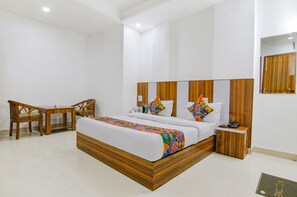 Kamar Premium | Seprai katun Mesir, seprai premium, brankas, dan meja kerja