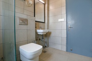 Shower, rainfall showerhead, free toiletries, towels