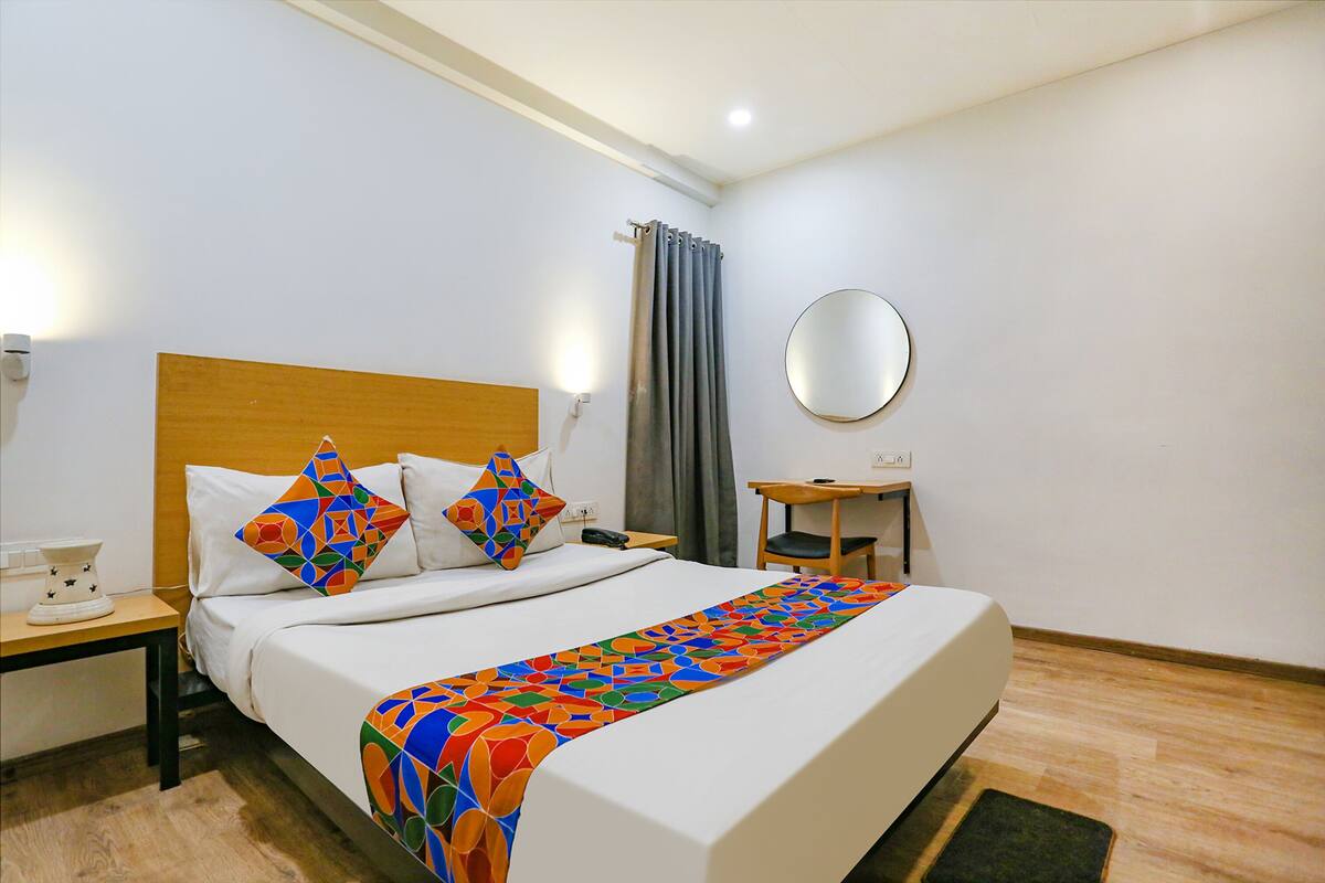 Deluxe Room | Egyptian cotton sheets, premium bedding, in-room safe, desk