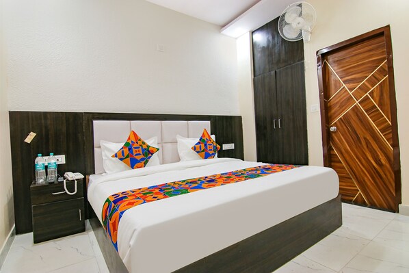 Deluxe Room | Egyptian cotton sheets, premium bedding, in-room safe, desk - Fabhotel Palm Plaza (Dera Bassi)