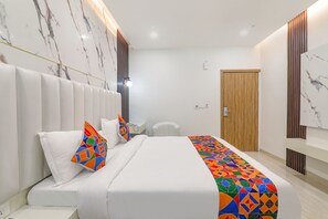 Egyptian cotton sheets, premium bedding, in-room safe, desk - Fabhotel Impact (Lucknow)