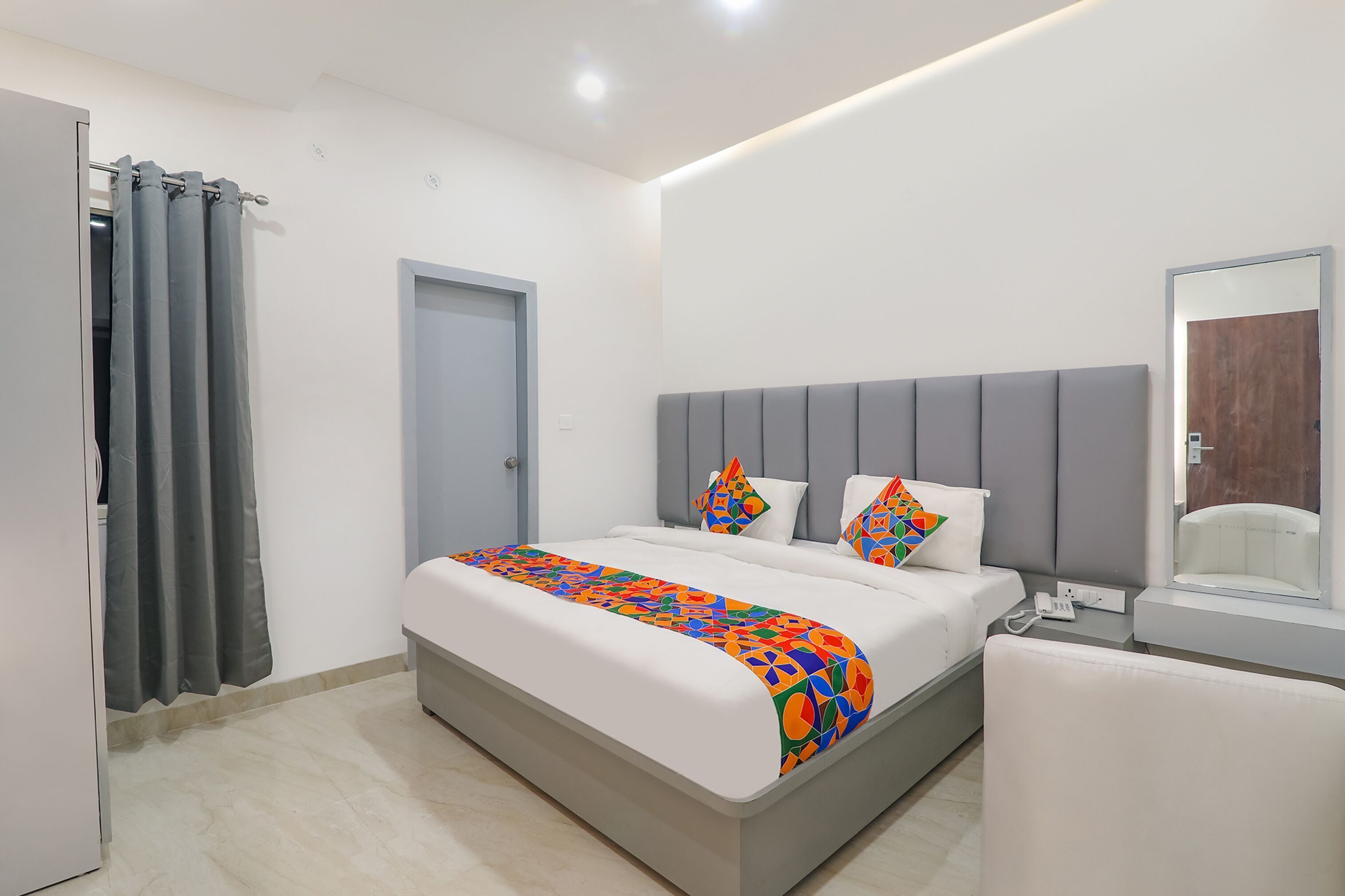 Egyptian cotton sheets, premium bedding, in-room safe, desk