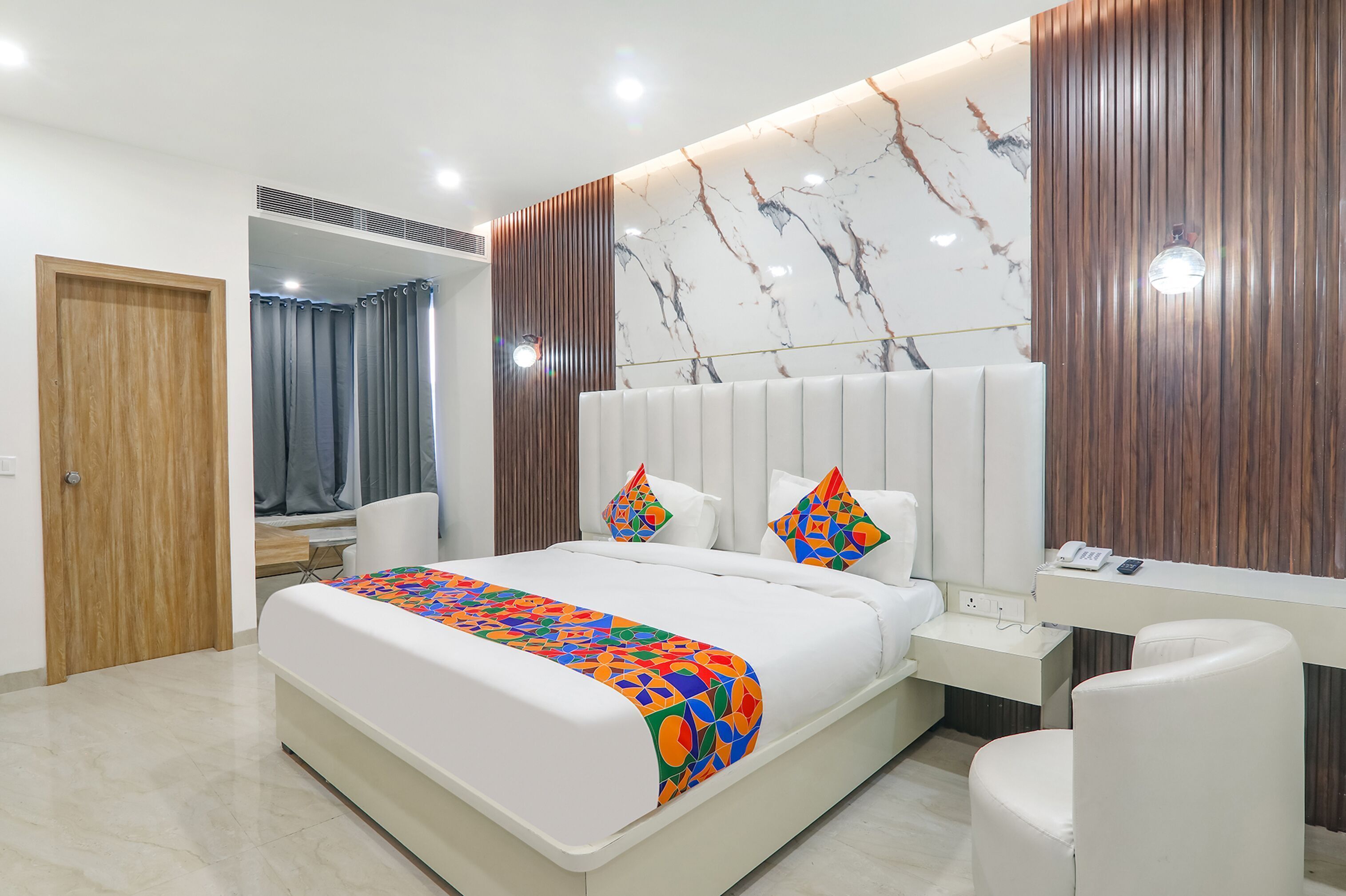 Egyptian cotton sheets, premium bedding, in-room safe, desk