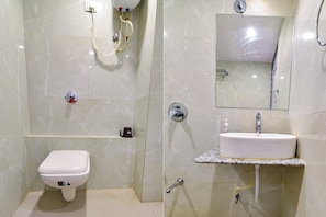 Douche, douche à « effet pluie », articles de toilette gratuits