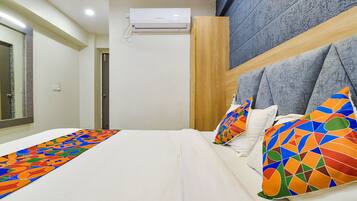 Egyptian cotton sheets, premium bedding, in-room safe, desk