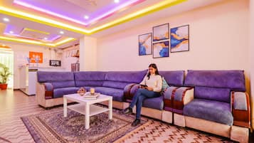 Área de estar no saguão