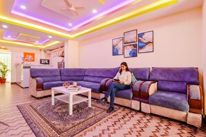 Lobby sitting area - FabHotel Broholic Suites (Hyderabad)