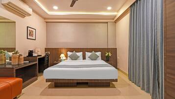 Egyptian cotton sheets, premium bedding, in-room safe, desk