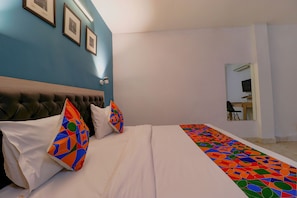 Egyptian cotton sheets, premium bedding, in-room safe, desk - FabHotel Royal Inn (New Delhi)