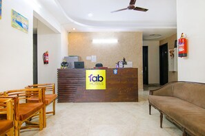 Reception - FabHotel Nirvana - 600m from CK Birla Hospital Gurgaon (Gurugram)