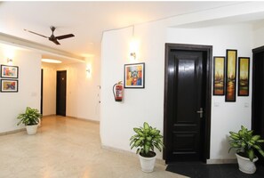 Lobby - FabHotel Nirvana - 600m from CK Birla Hospital Gurgaon (Gurugram)