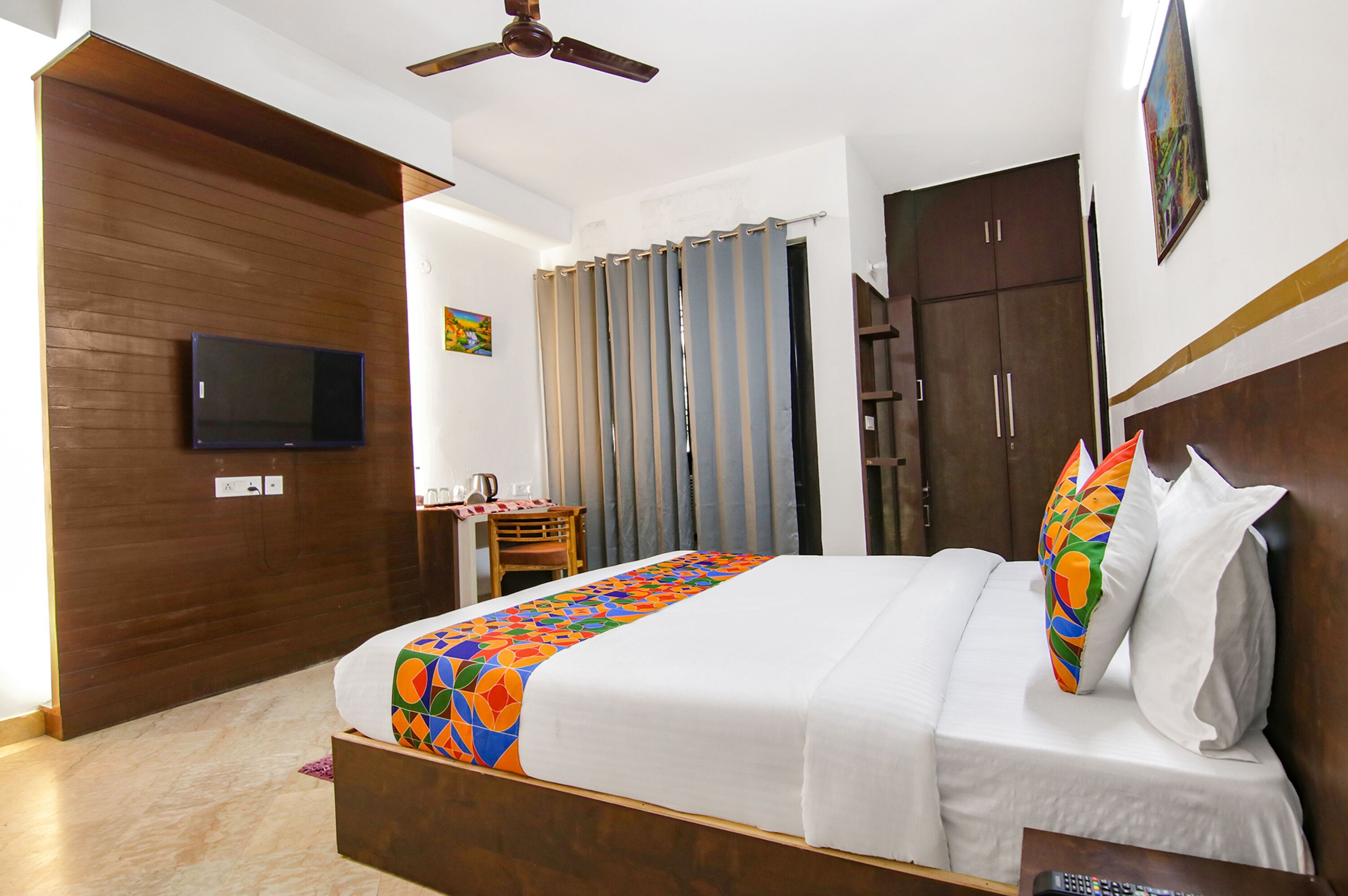 Egyptian cotton sheets, premium bedding, in-room safe, desk