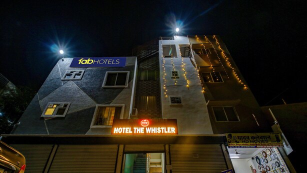 Un hôtel appelé « Hotel The Whistler », avec une enseigne indiquant qu’il fait partie de la chaîne « fabHOTELS ».