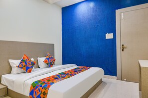 Egyptian cotton sheets, premium bedding, in-room safe, desk