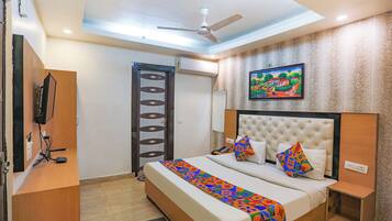 Egyptian cotton sheets, premium bedding, in-room safe, free WiFi