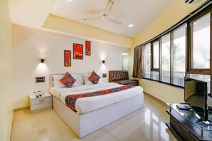 Egyptian cotton sheets, premium bedding, in-room safe, free WiFi - Fabexpress White House (Panvel)