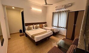 Egyptian cotton sheets, premium bedding, in-room safe, free WiFi - Fabexpress Royal Park (Chennai)
