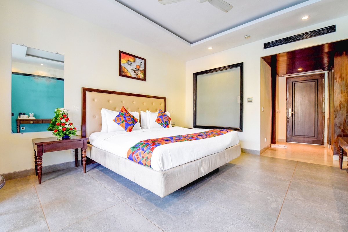 Egyptian cotton sheets, premium bedding, in-room safe, desk
