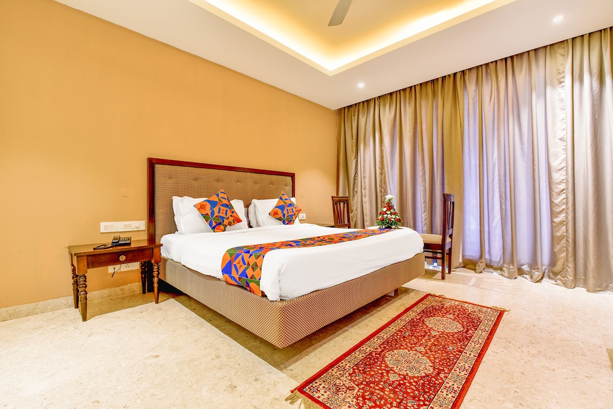 Egyptian cotton sheets, premium bedding, in-room safe, desk